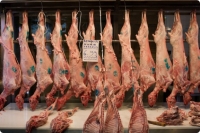 Στο Κυνήγι Του Φθηνότερου Οβελία – Εικόνες Εξαθλίωσης Στην Πασχαλινή Αγορά Της Λάρισας