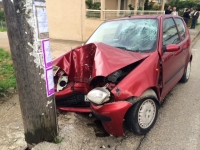 Αυτοκίνητο Έπεσε Σε Κολώνα Της ΔΕΗ Στη Λάρισα