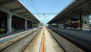 Aπίστευτο Ατύχημα Στη Λάρισα: Βρέθηκε Ξαπλωμένος Στις Γραμμές Του Τρένου!
