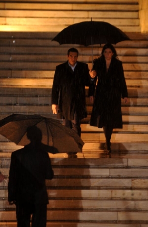 Ο Gentleman Αλέξης Τσίπρας Κράτησε Την Ομπρέλα Στην Κωνσταντοπούλου (ΦΩΤΟ)