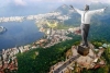 Ο Ζορμπάς Στο Άγαλμα Του Χριστού Στο Ρίο (Φωτό)